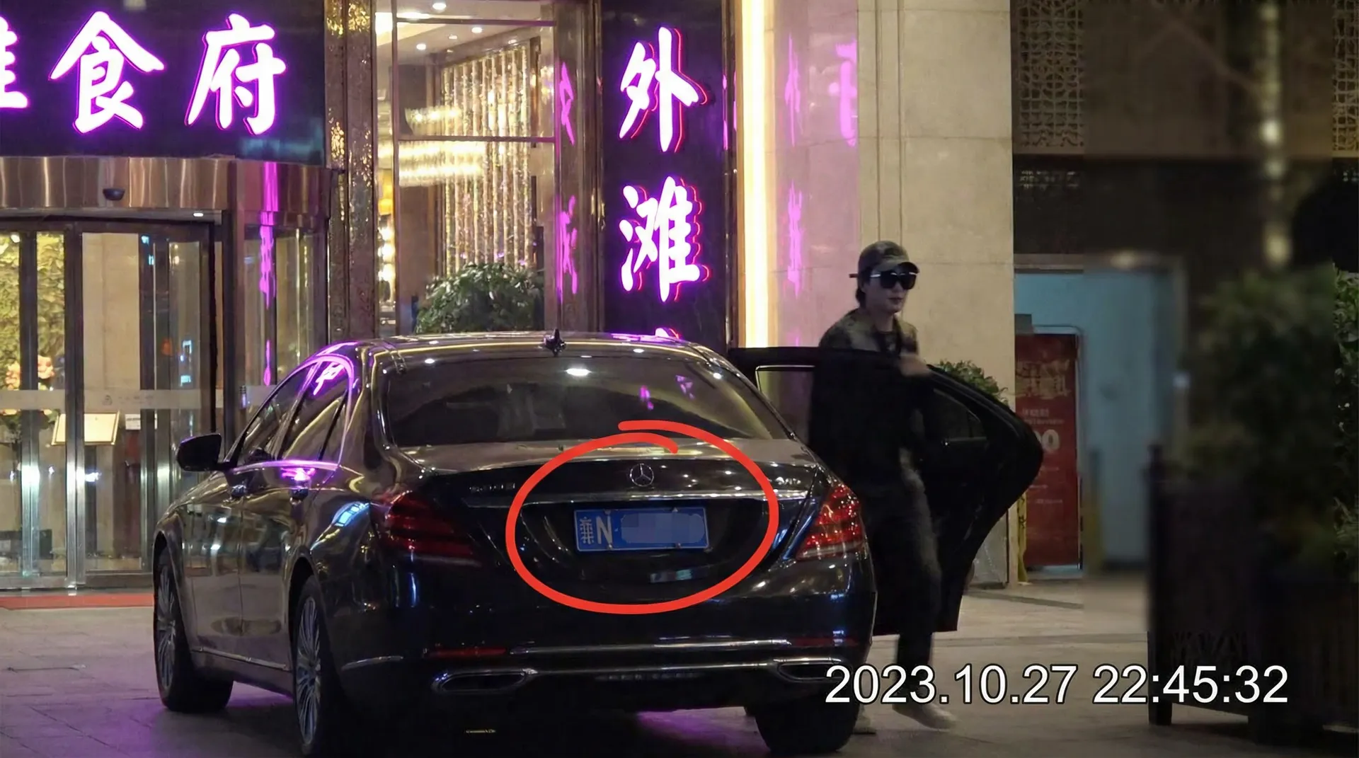 里番-里番动漫合集~深度揭秘里番热点 - 豪车餐厅外偷拍